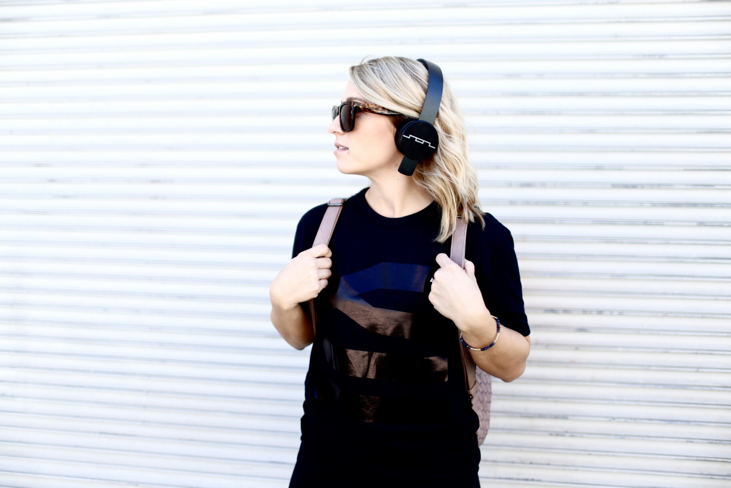 kobieta ze sluchawkami