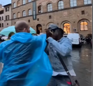 Bracelet scam. Kulisy popularnego scamu z Włoch ujawnione na nagraniu Kurta Caza