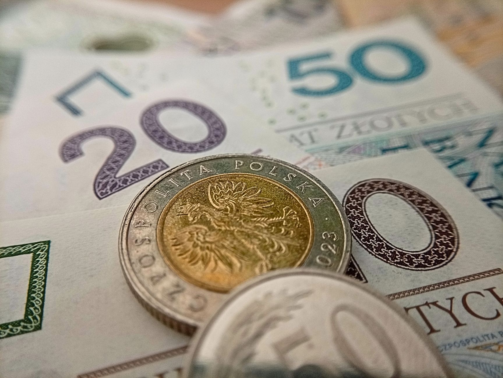 Stawki podatku w Polsce 2025: PIT, VAT i PCC – ile naprawdę płacisz i dlaczego
