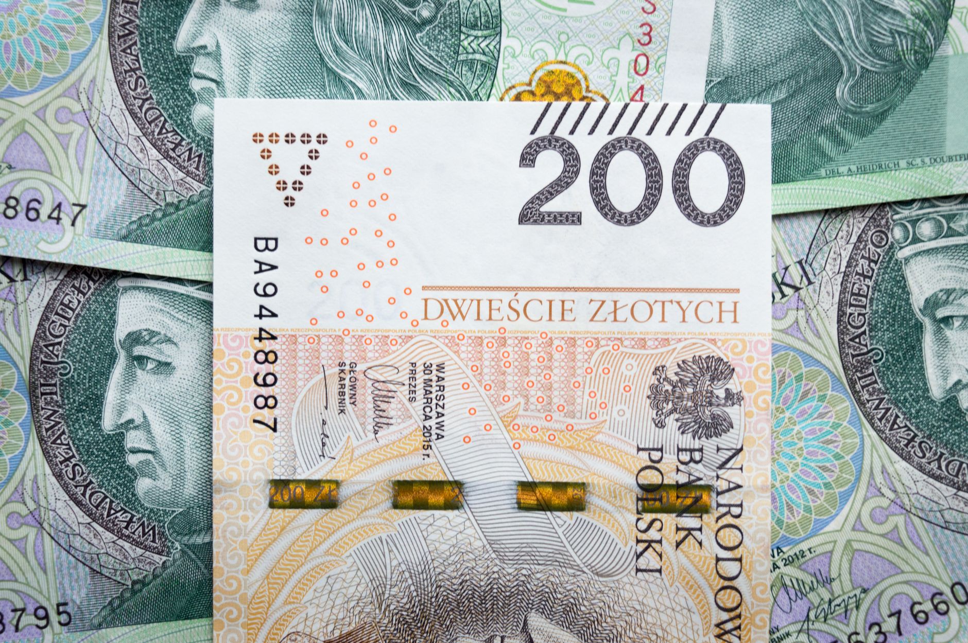 Czternasta emerytura – kto dostaje pełną kwotę, kto mniej, a kto nic