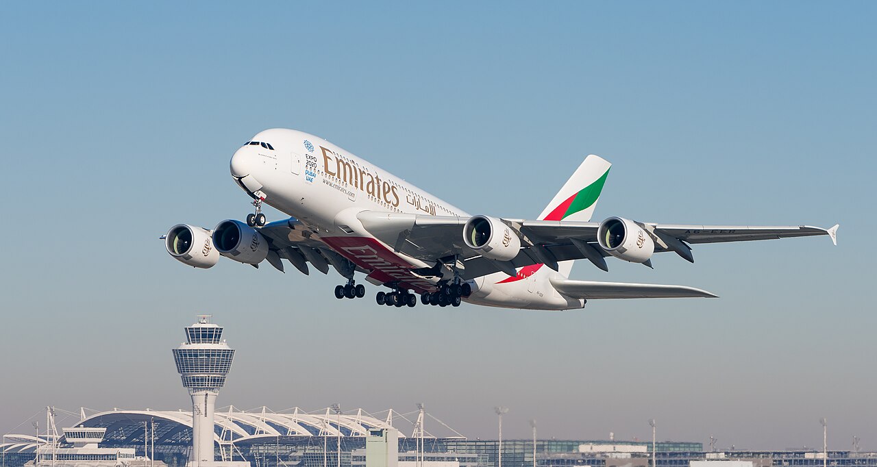 Należący do linii Emirates Airbus A380-861 o numerze rejestracyjnym A6-EER startujący z pasa 26L lotniska w Monachium , w