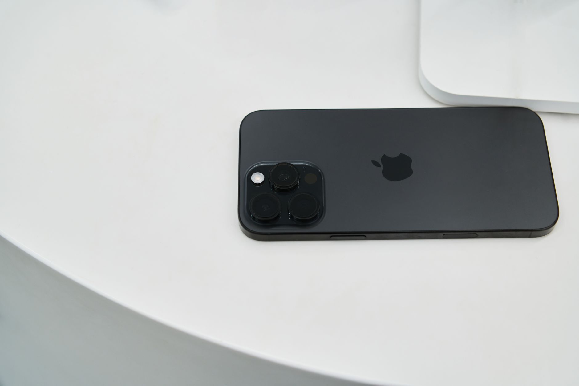 iPhone w 2026 roku: co historia dwudziestu lat mówi o tym, czy warto dziś zapłacić więcej