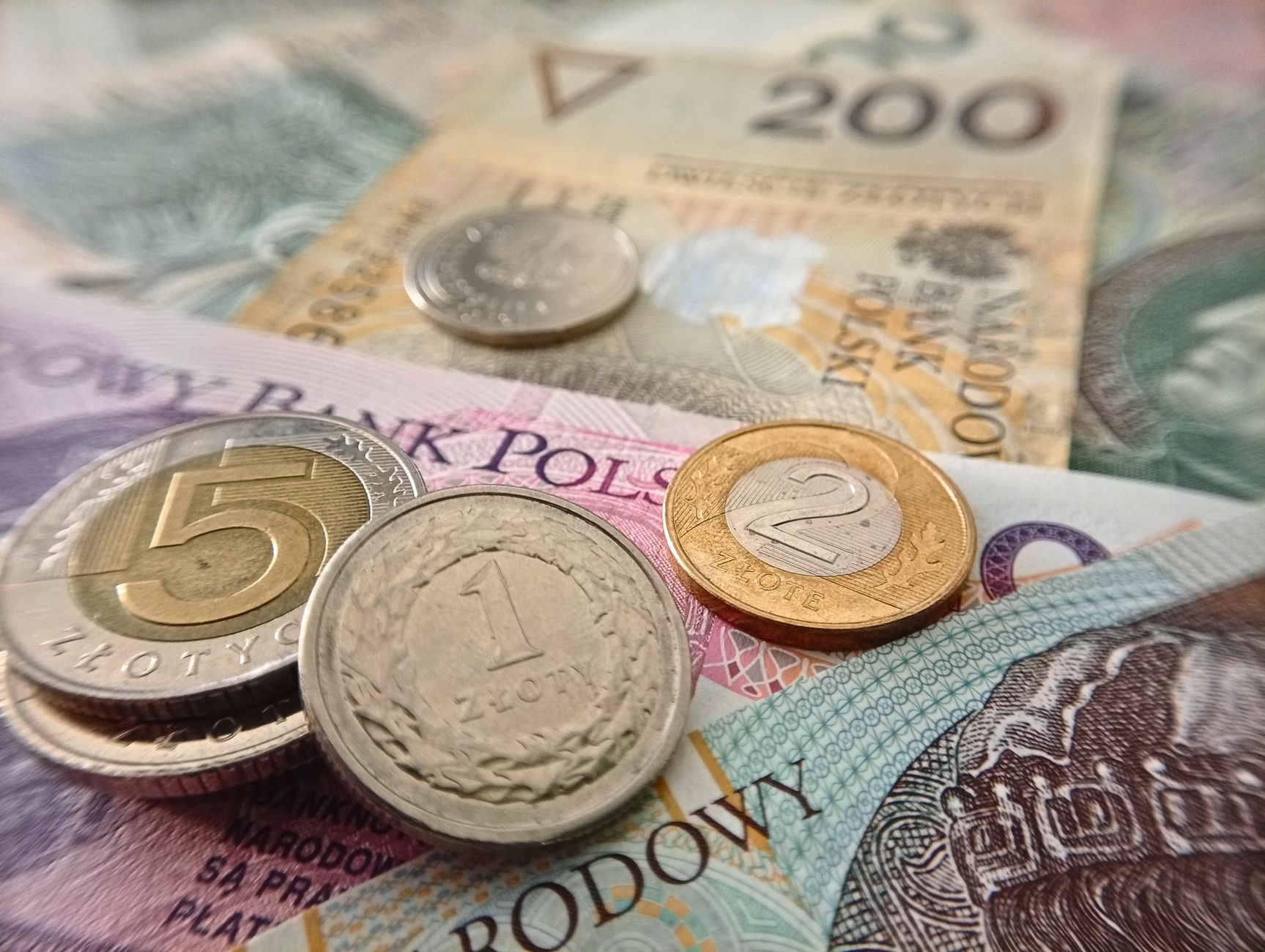 Dochód a przychód w PIT: kluczowa różnica, która decyduje o tym, ile naprawdę oddasz fiskusowi